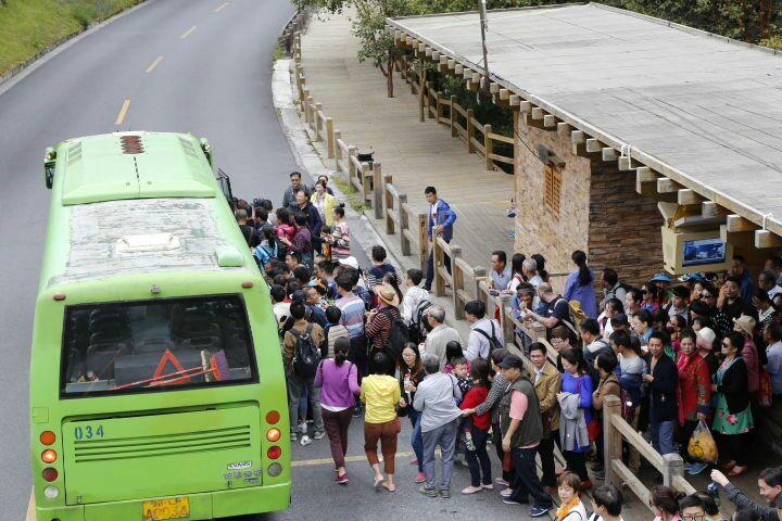 你觉得中国哪一个旅游景区是最受中国人欢迎的「去九寨沟的路上很多人拦车」 会展报道